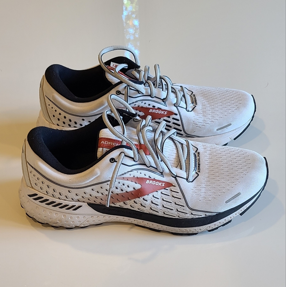Brooks Adrenaline GTS 21 running shoes - Like New - Men's 10.5